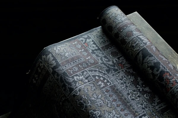 着物から洋服(咲着物)へ着物の柄や素材で、表情が多彩に変化します。いま、着こなすファッションへ